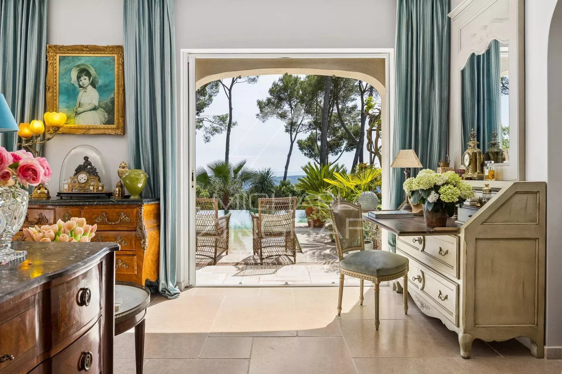 Interior of a charming estate in Draguignan with views of nature and the sea.
