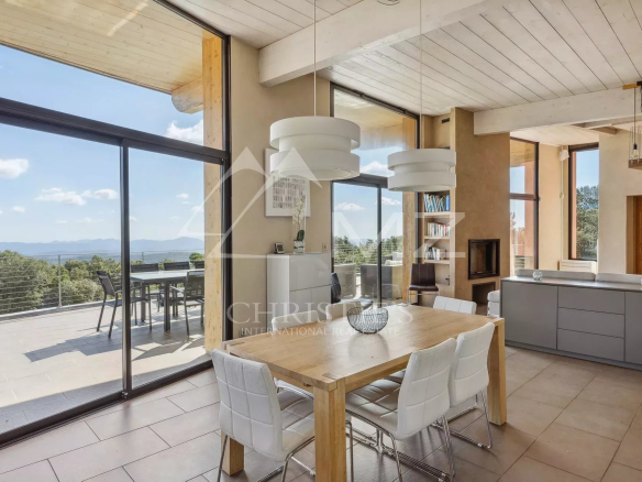 Interior of a modern villa with open kitchen and views of nature in Fayence.
