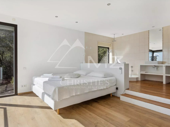 Spacious room with parquet flooring and natural light, located in a villa in Fayence.