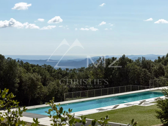 Villa with swimming pool and sea view in Fayence, surrounded by greenery.
