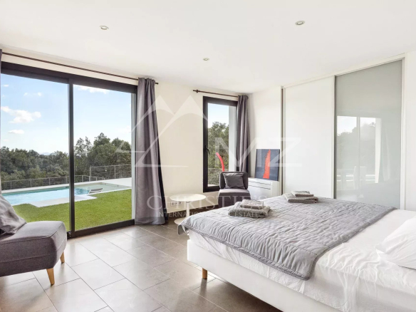 Modern room with views of the pool and nature in Fayence