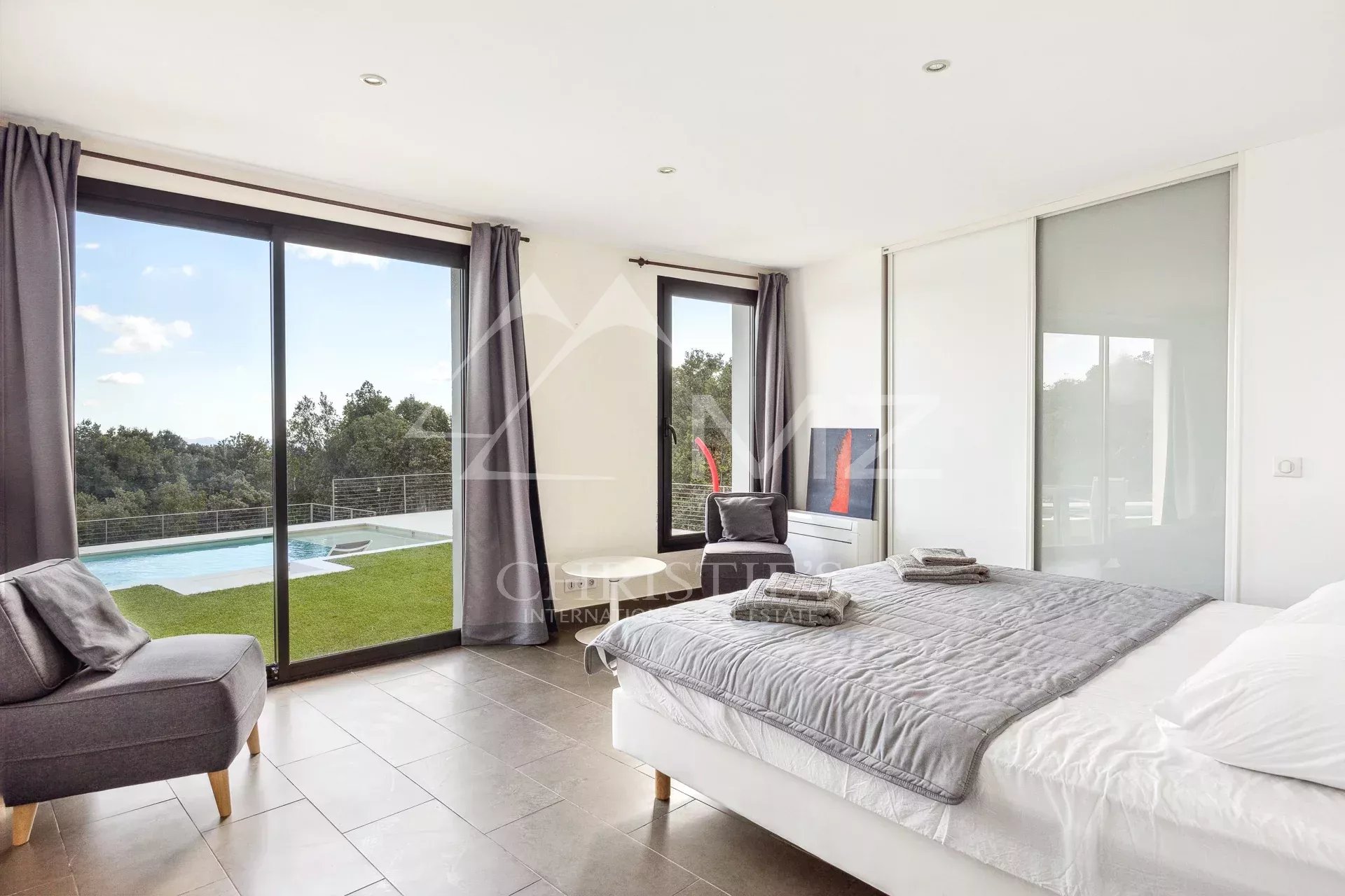 Modern room with views of the pool and nature in Fayence