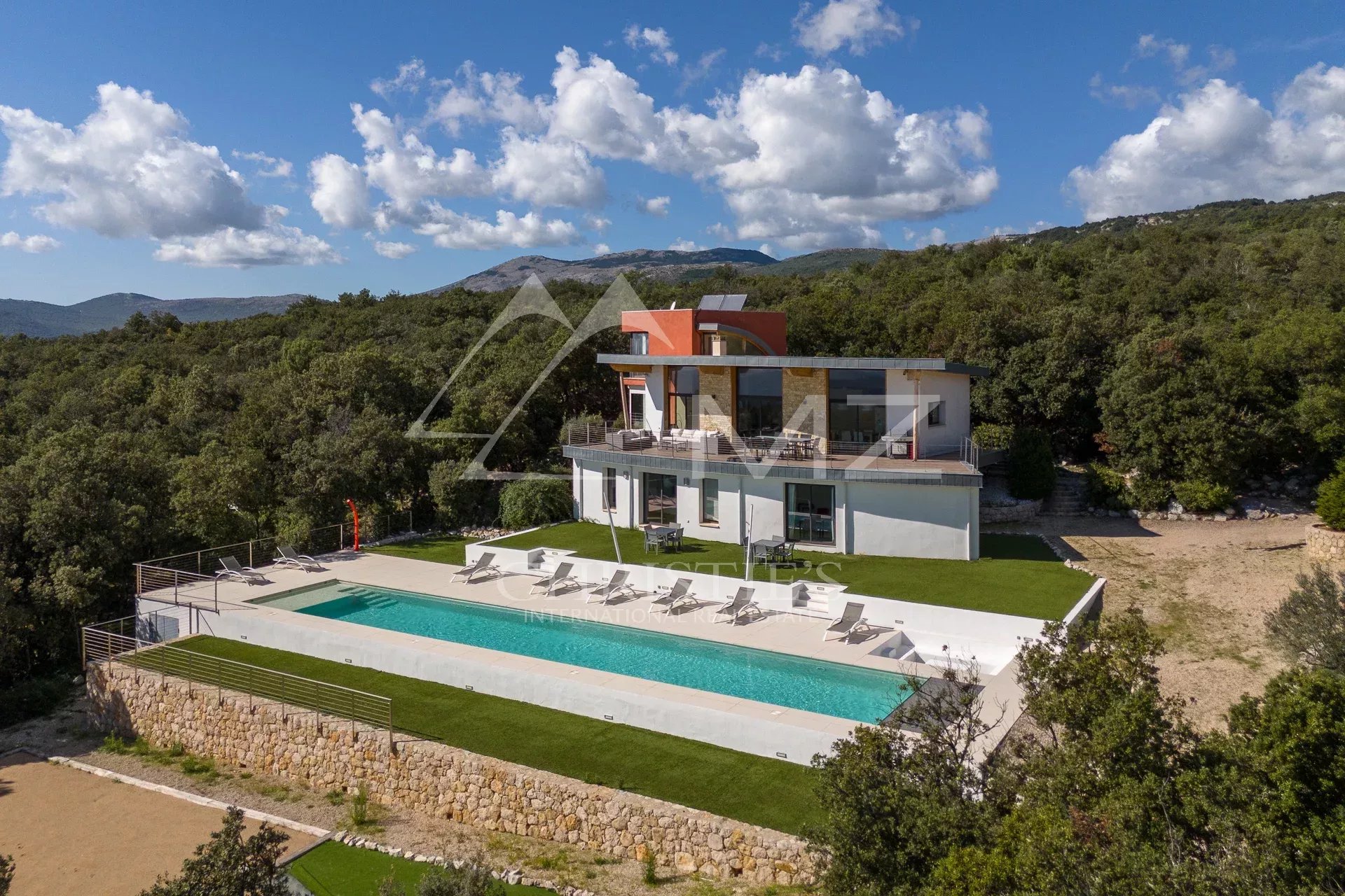 Modern property with swimming pool and terrace in an estate in Fayence, overlooking the surrounding nature.
