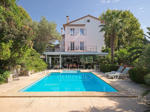 Bastide du XVIIIᵉ siècle avec piscine et jardin à Solliès-Pont, entourée de figuiers.