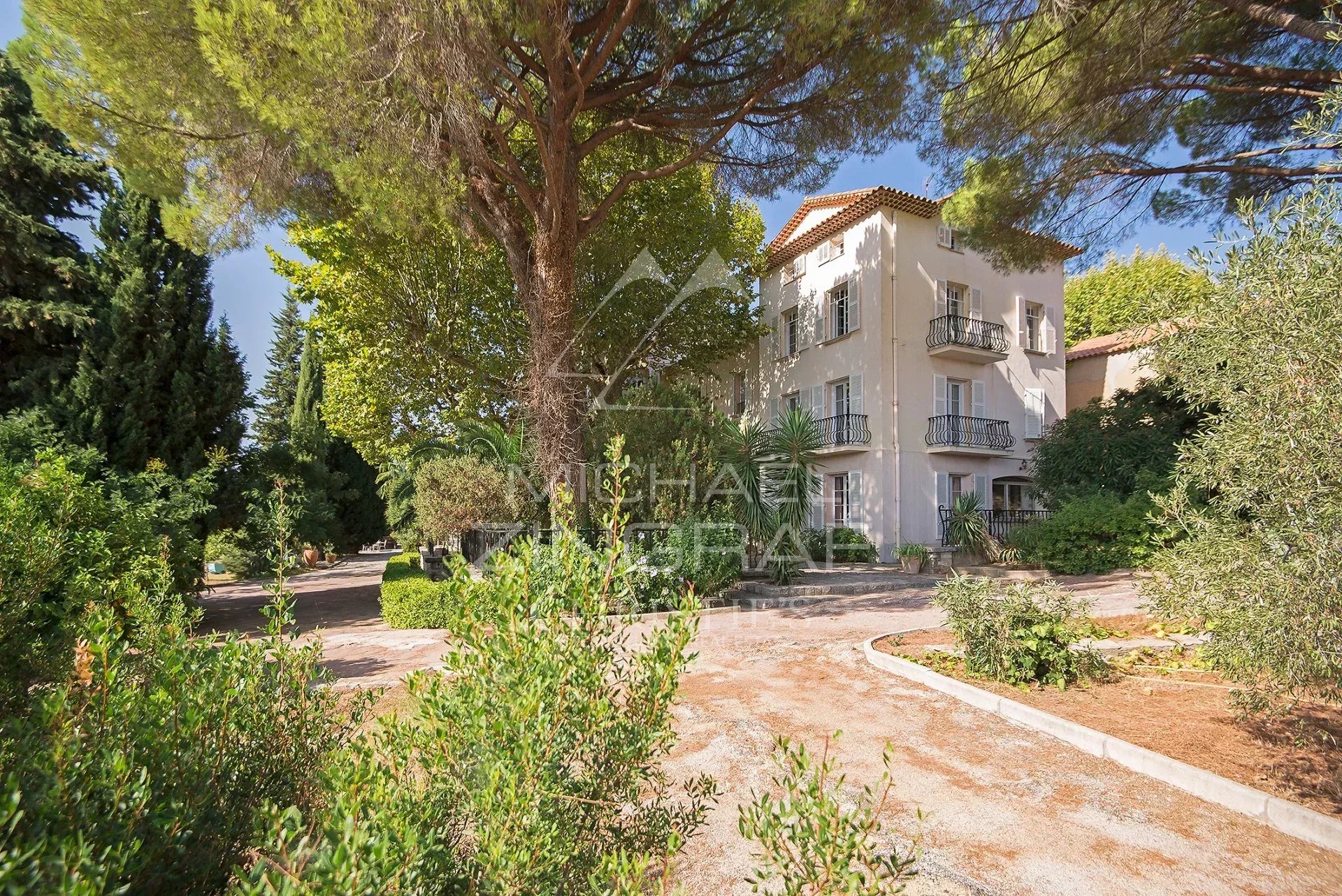 Bastide provençale à Solliès-Pont Bastide du XVIIIe siècle entourée de figuiers à Solliès-Pont.