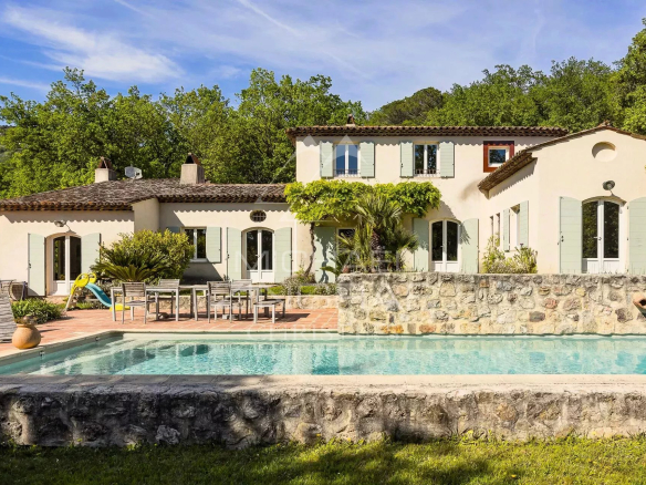 Bastide d'architecte avec piscine et parc arboré à Grasse.