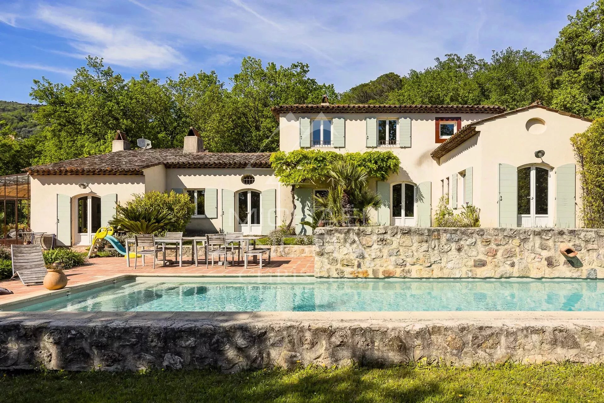 Bastide élégante à Grasse Bastide d'architecte avec piscine et parc arboré à Grasse.