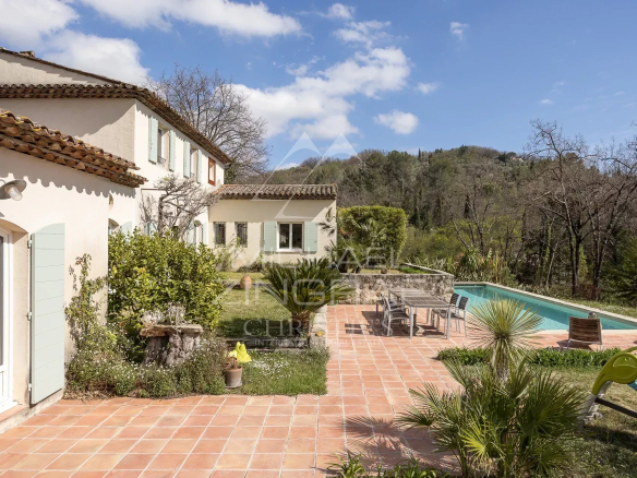 Elegant country house with swimming pool and wooded grounds in Grasse