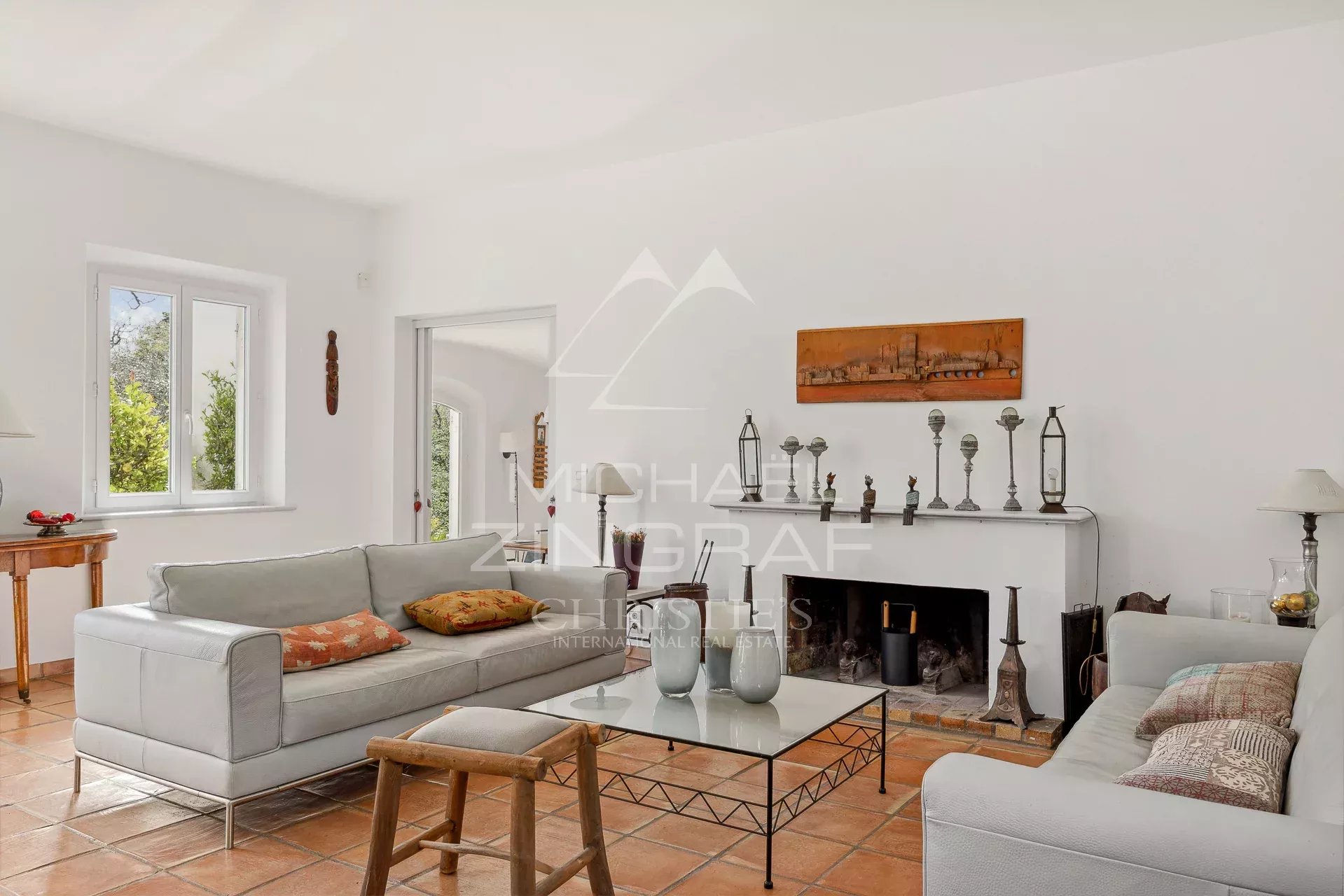 Intérieur d’une bastide à Grasse Intérieur d'une bastide élégante avec salon lumineux et cheminée, Grasse