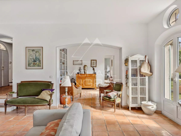 Intérieur d'une bastide élégante avec mobilier raffiné et lumière naturelle à Grasse.