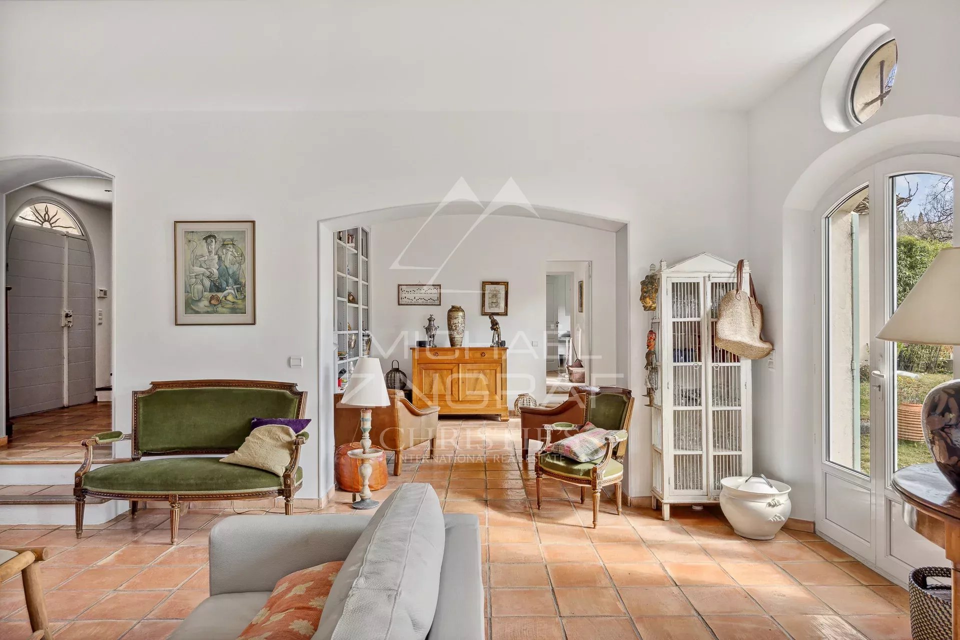 Intérieur d’une bastide à Grasse Intérieur d'une bastide élégante avec mobilier raffiné et lumière naturelle à Grasse.
