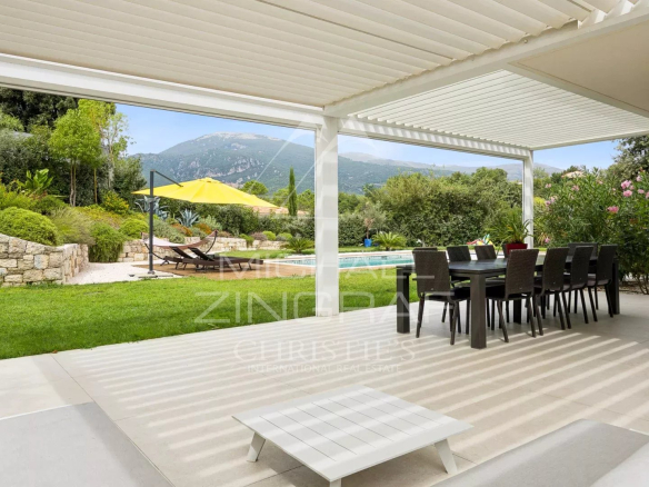 Terrasse d'une villa contemporaine avec mobilier de jardin et vue sur les collines à Roquefort-les-Pins.