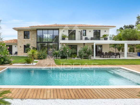 Villa contemporaine avec piscine et jardin à Roquefort-les-Pins.