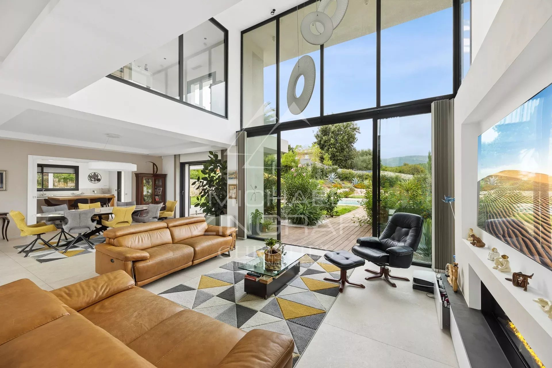 Intérieur d’une villa contemporaine Intérieur d'une villa contemporaine à Roquefort-les-Pins avec salon, salle à manger et cuisine.