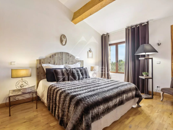 Room in an elegant country house with a double bed and a view of nature.