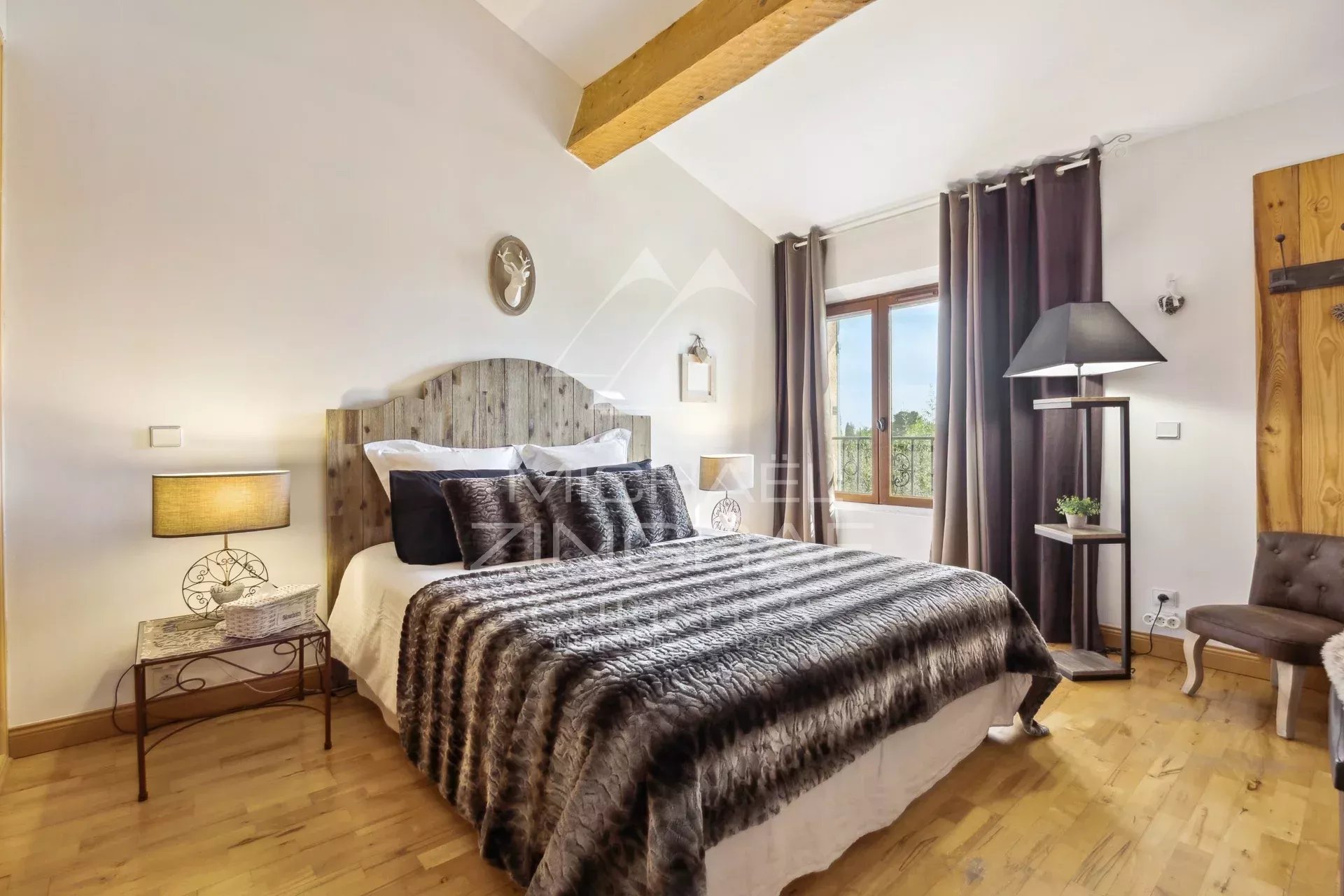 Room in an elegant country house with a double bed and a view of nature.