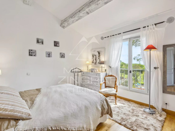 Bright room with views of nature, tastefully decorated in a bastide in Fayence.