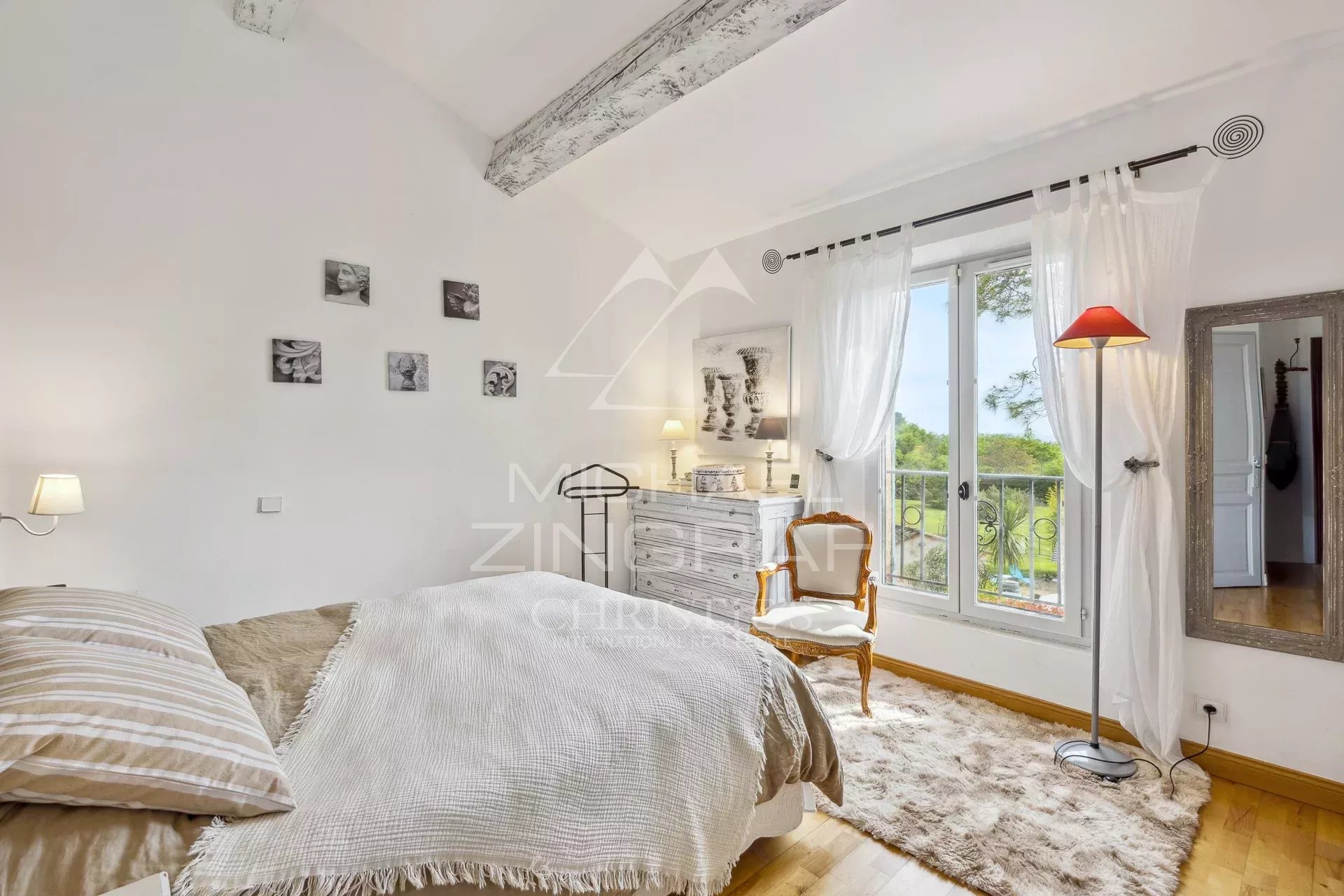 Bright room with views of nature, tastefully decorated in a bastide in Fayence.