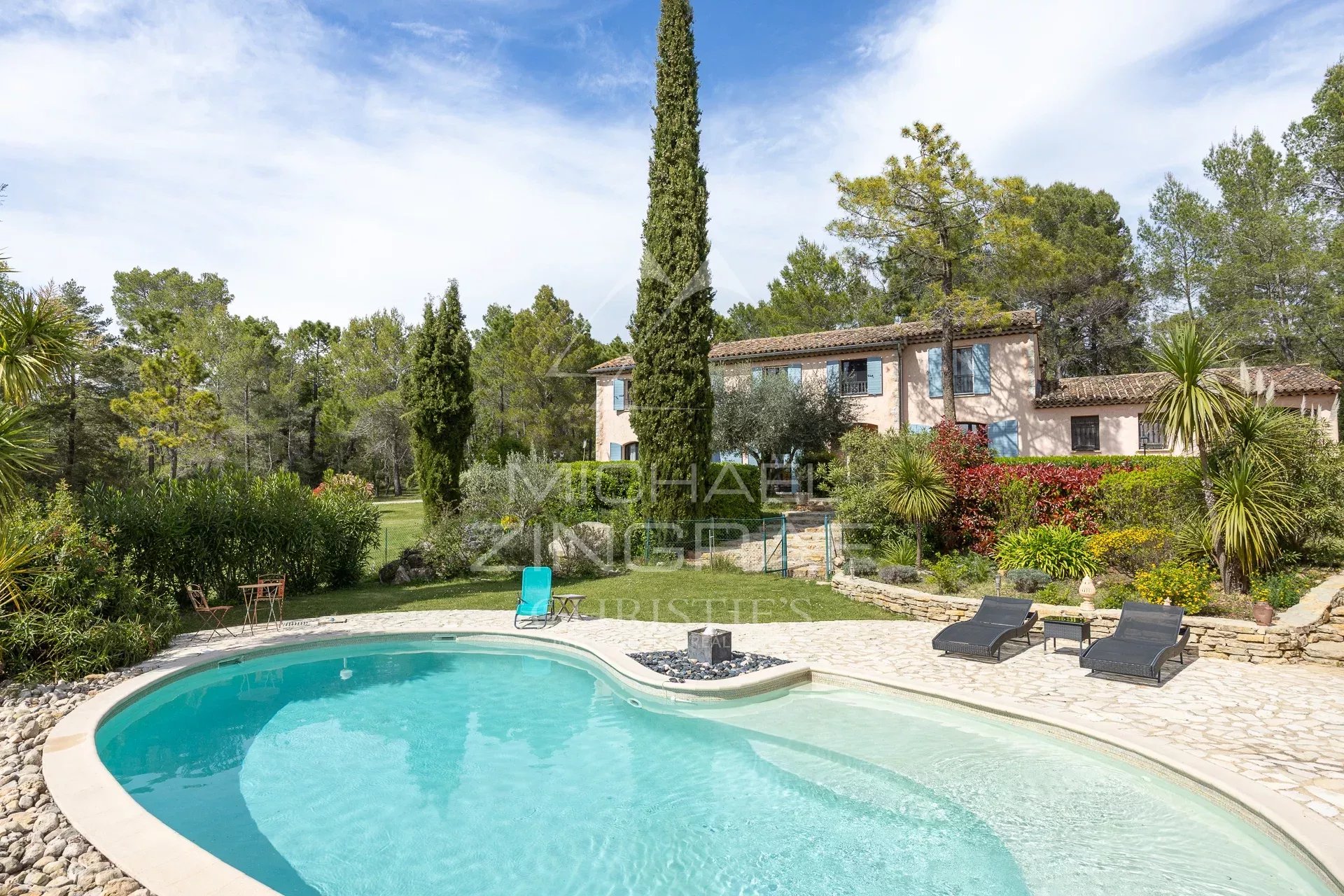 Bastide with swimming pool and garden in a private estate in Fayence