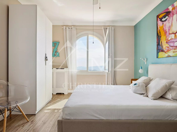 Room in a villa with panoramic views in Châteauneuf-Grasse, decorated in a modern style.