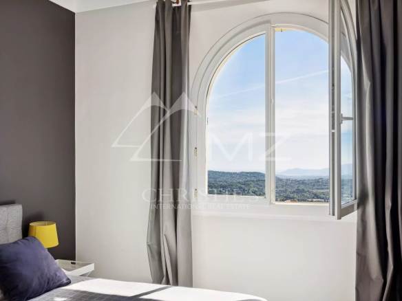 Room with panoramic views of the Châteauneuf-Grasse landscape.