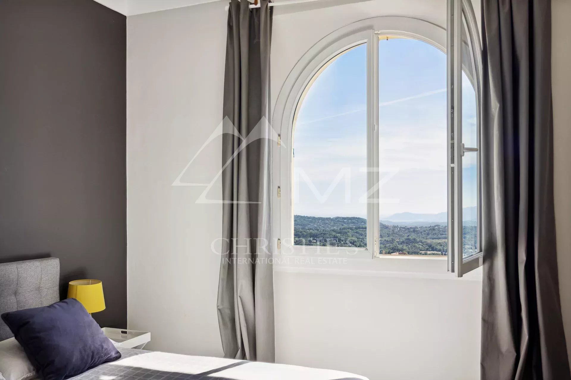 Room with a view in Châteauneuf-Grasse Room with panoramic views of the Châteauneuf-Grasse landscape.