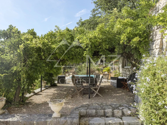 Terrace of a villa in Châteauneuf-Grasse with views of the surrounding nature.