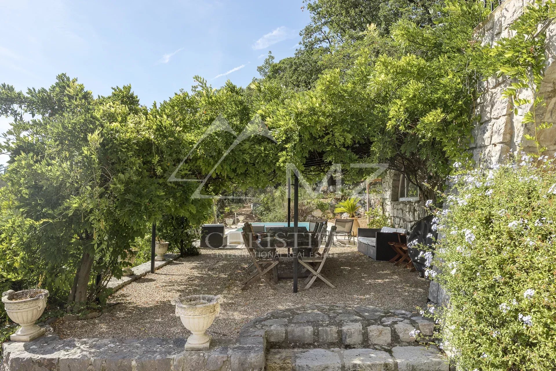 Terrace with panoramic views Terrace of a villa in Châteauneuf-Grasse with views of the surrounding nature.