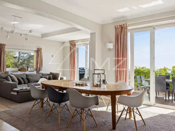 Interior of a villa in Châteauneuf-Grasse with panoramic views, living room and dining room.