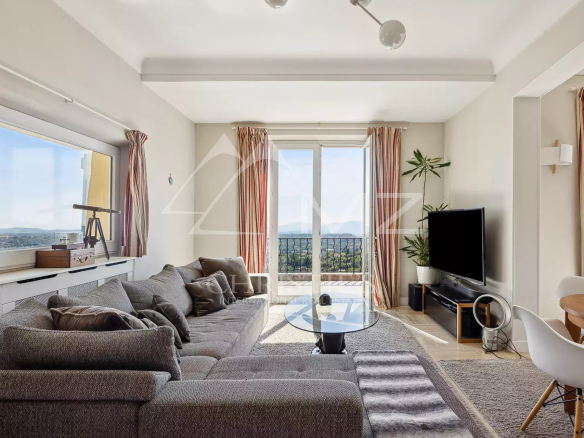 Interior of a villa in Châteauneuf-Grasse with panoramic sea views.
