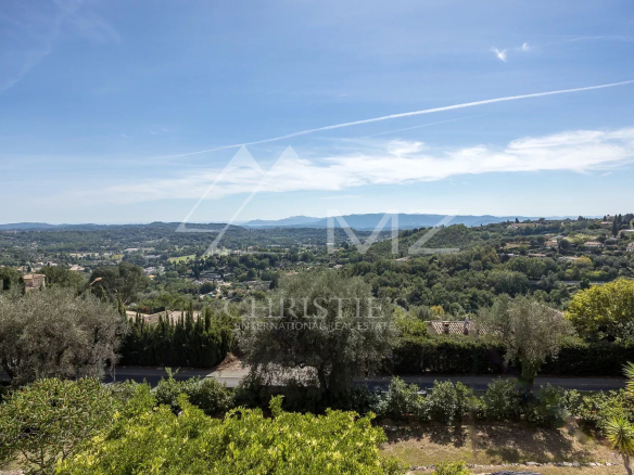 Panoramic view from a villa in Châteauneuf-Grasse, with green landscapes and clear skies.