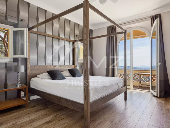 Room in a villa with panoramic views in Châteauneuf-Grasse, four-poster bed and balcony.