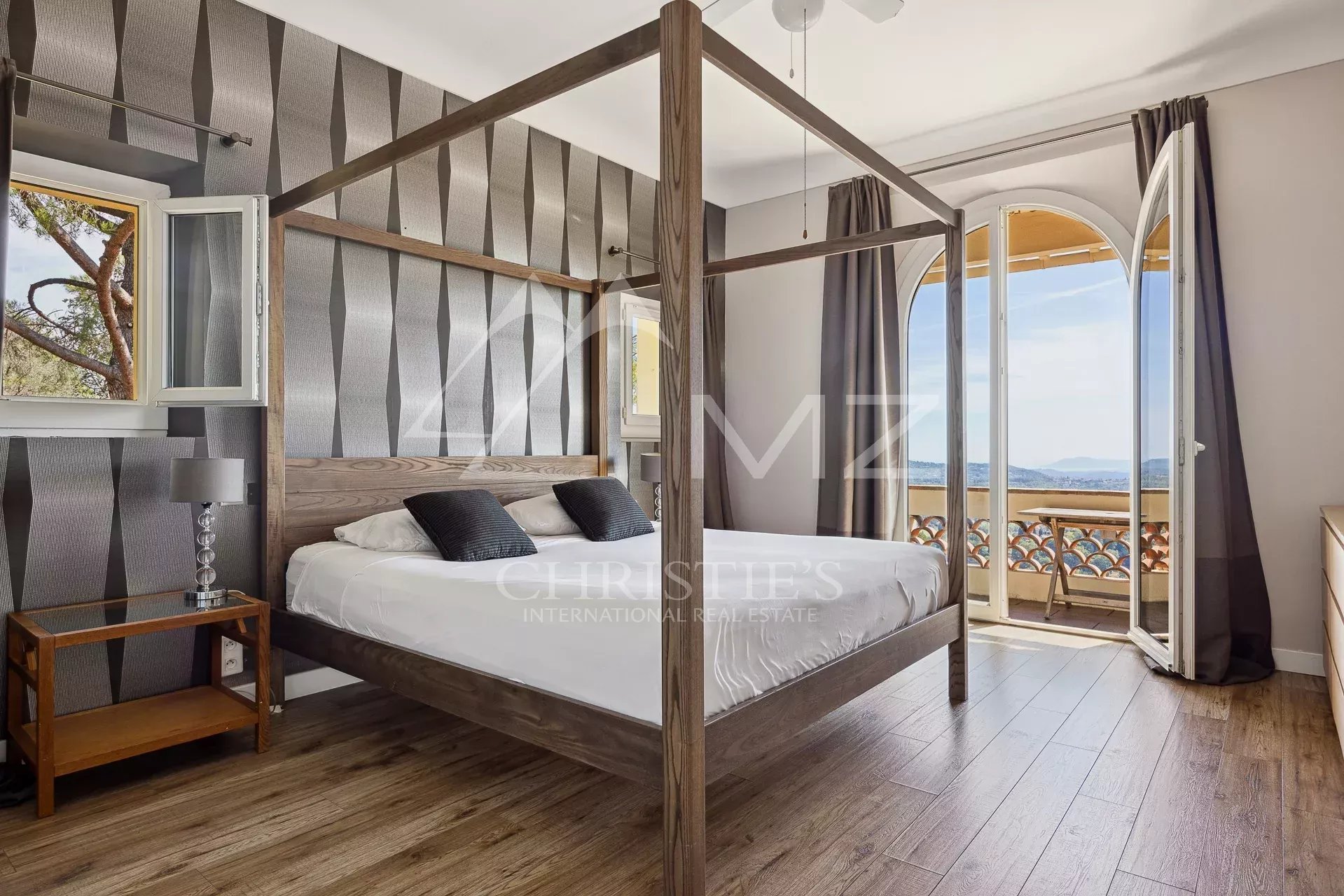 Room with a view in Châteauneuf-Grasse Room in a villa with panoramic views in Châteauneuf-Grasse, four-poster bed and balcony.