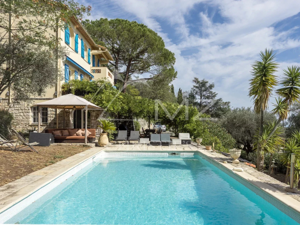 Villa with swimming pool and panoramic sea views in Châteauneuf-Grasse.