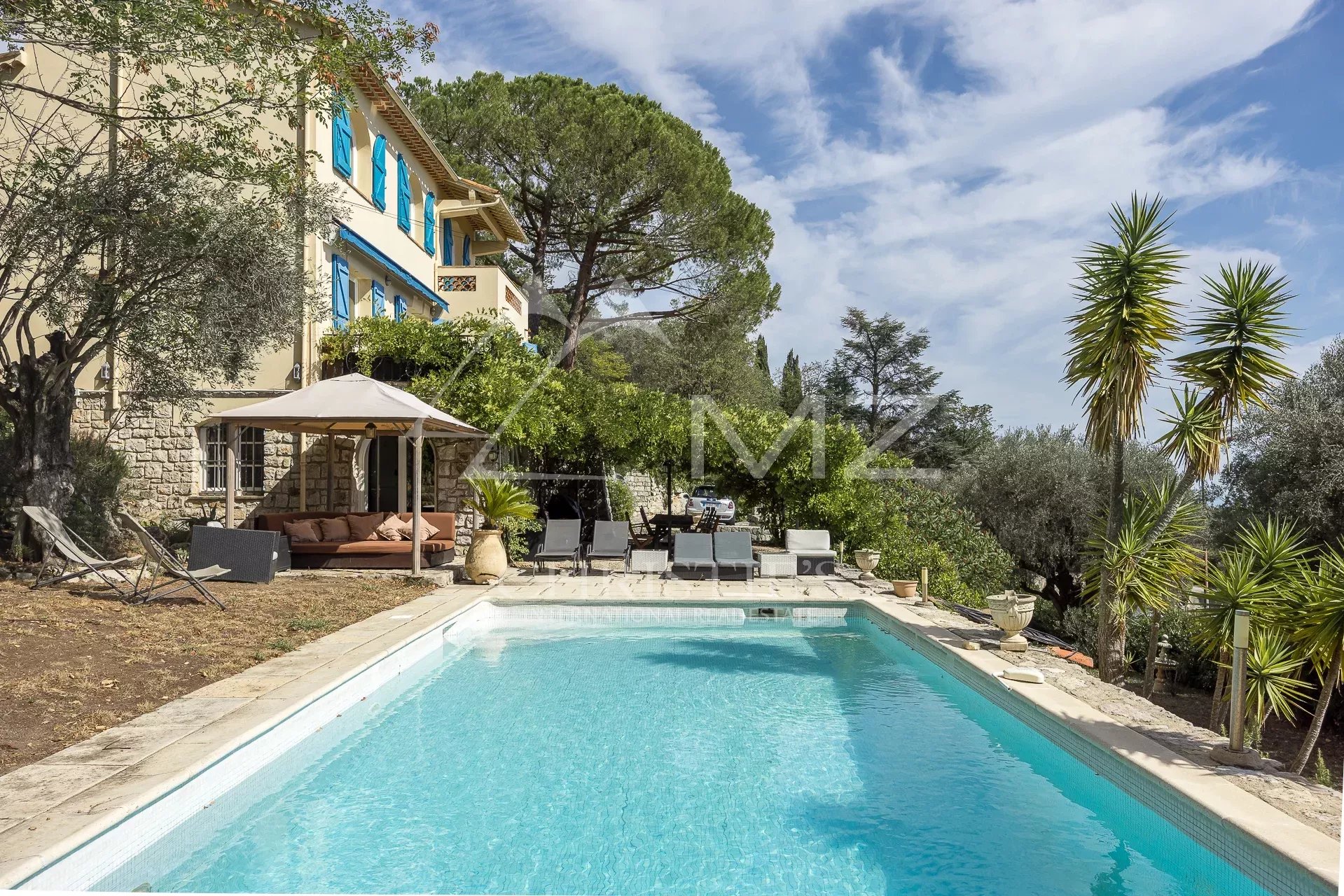 Villa with panoramic views Villa with swimming pool and panoramic sea views in Châteauneuf-Grasse.