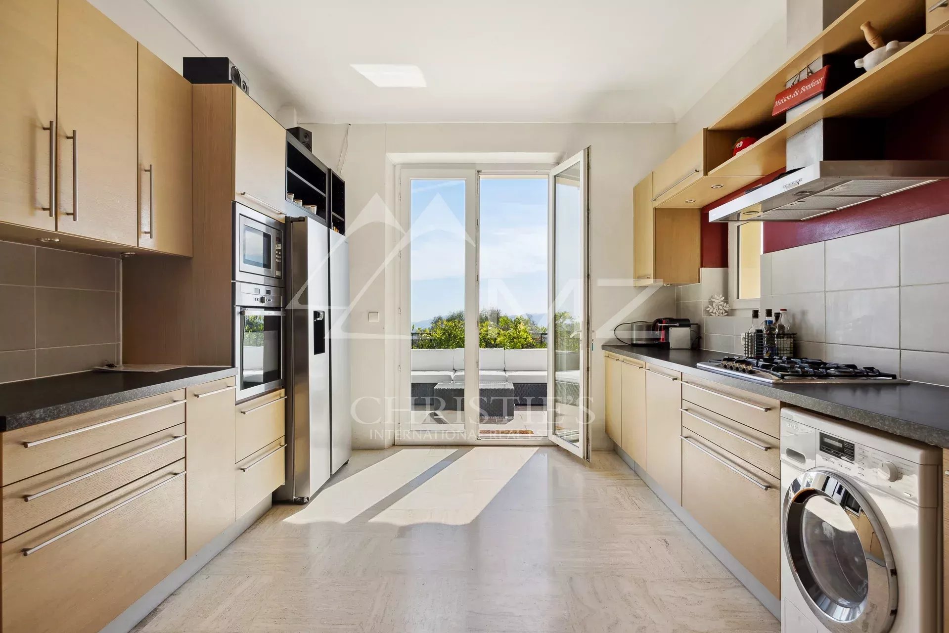 Villa kitchen in Châteauneuf-Grasse Modern kitchen in a villa in Châteauneuf-Grasse with panoramic views.