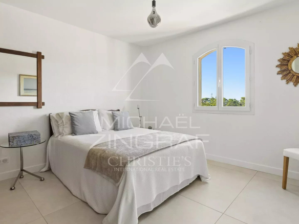Chambre d'une propriété contemporaine en Provence avec un lit simple et une décoration lumineuse.