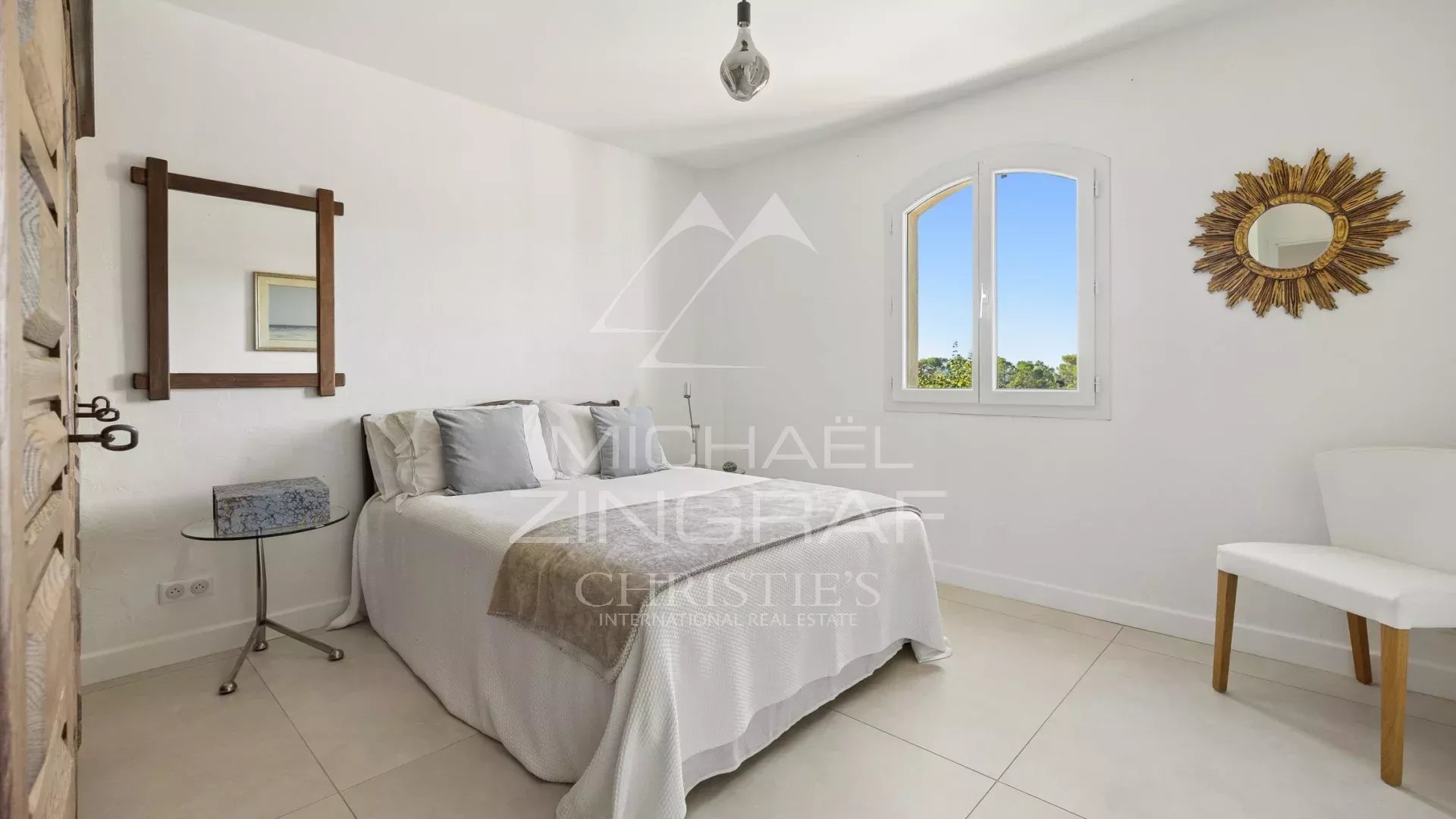 Chambre dans une bastide provençale Chambre d'une propriété contemporaine en Provence avec un lit simple et une décoration lumineuse.