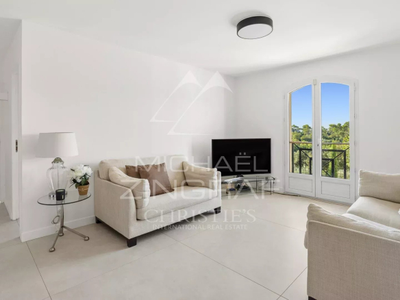 Intérieur lumineux d'une bastide moderne avec salon et vue sur la nature