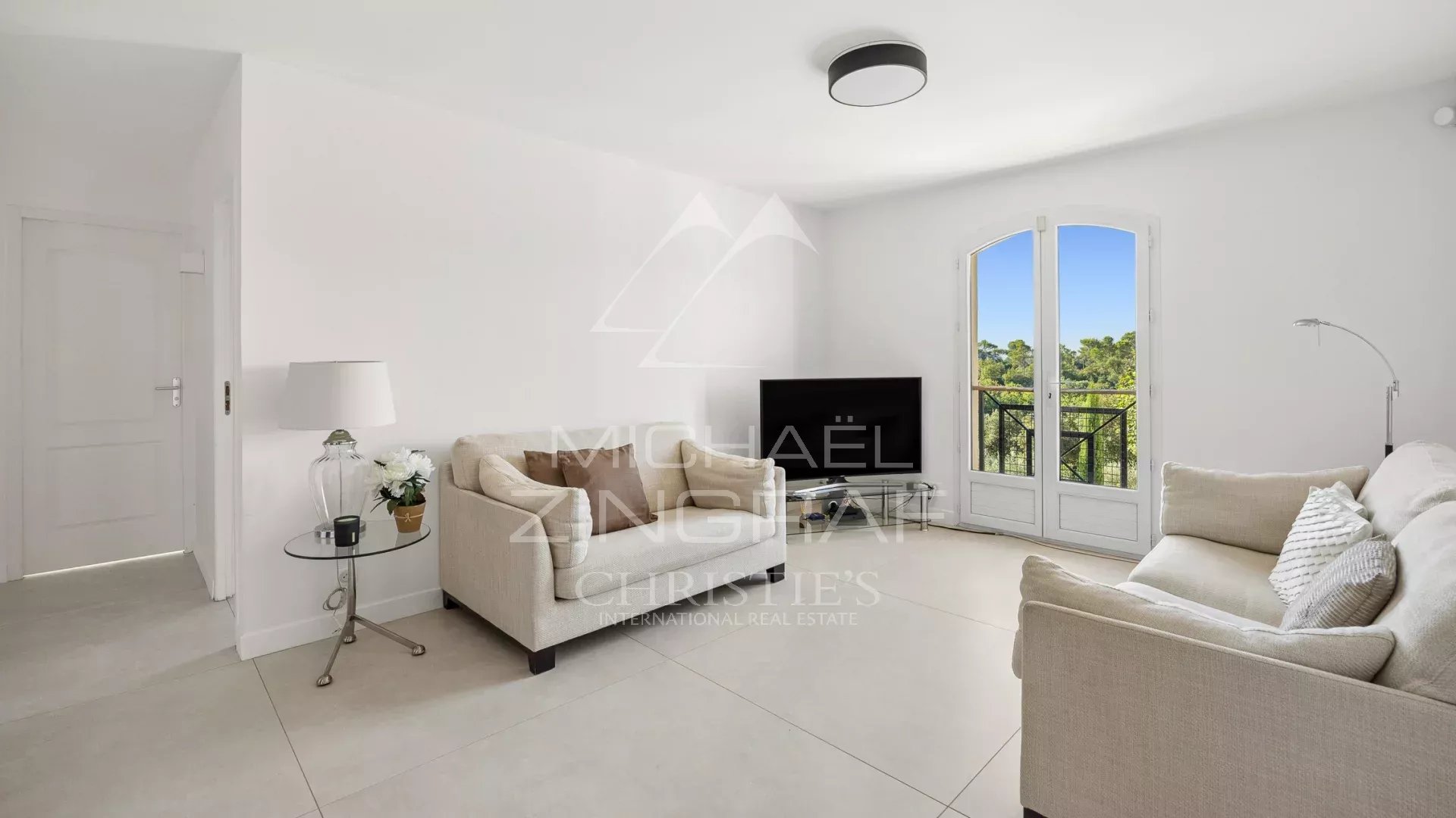 Intérieur d’une bastide en Provence Intérieur lumineux d'une bastide moderne avec salon et vue sur la nature