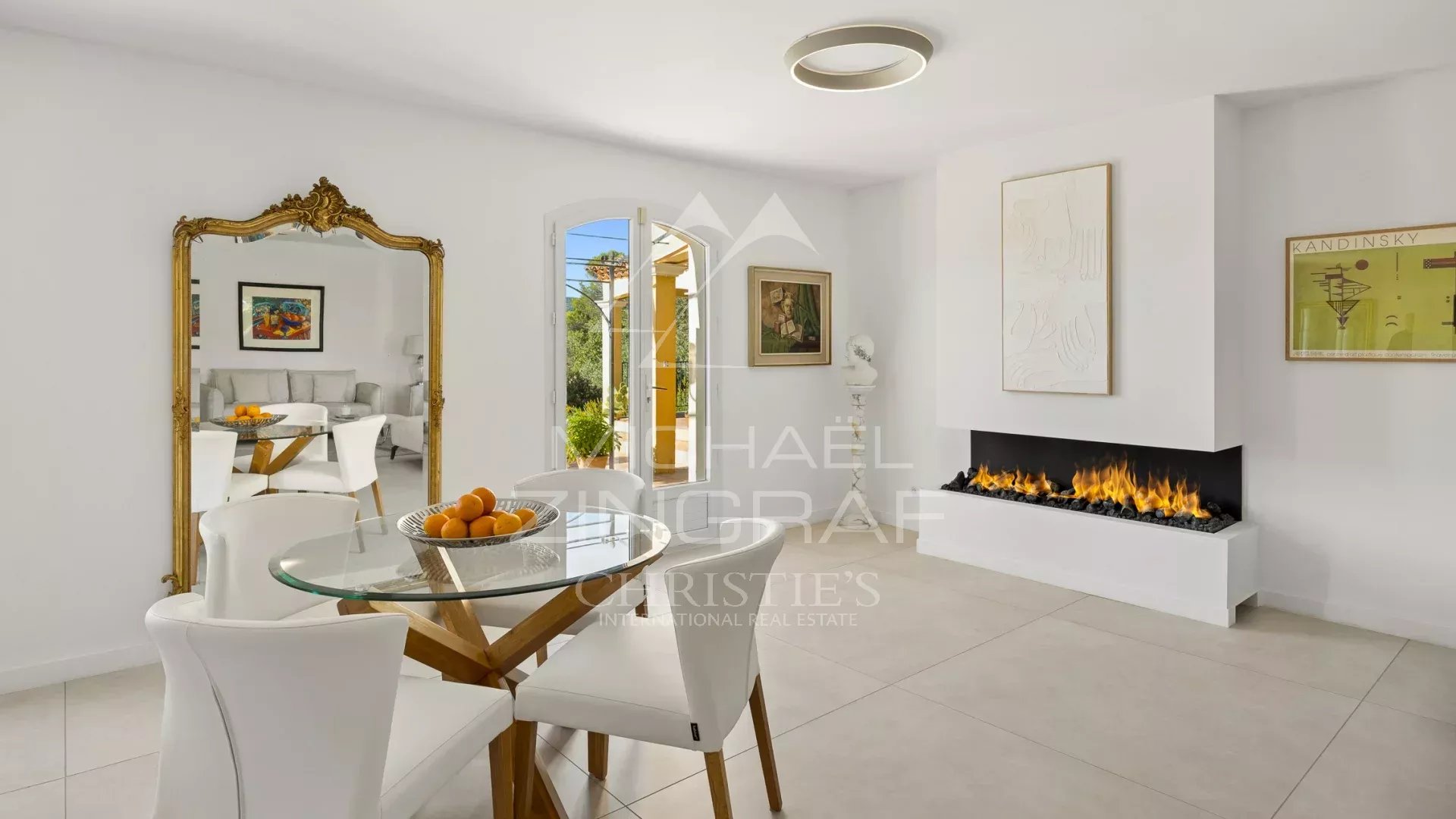 Intérieur d’une bastide en Provence Intérieur d'une bastide moderne avec un salon lumineux, une table à manger et une cheminée.