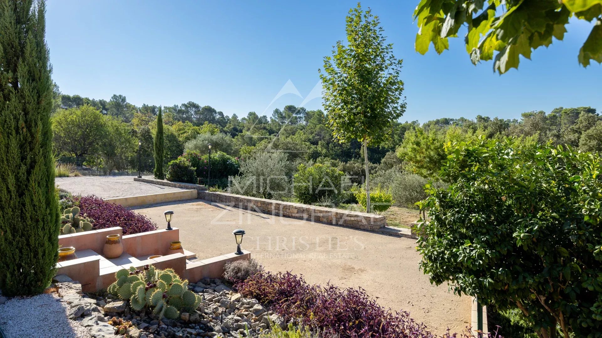 Propriété en Provence Vue d'un jardin avec des plantes méditerranéennes et des arbres, dans un environnement paisible.