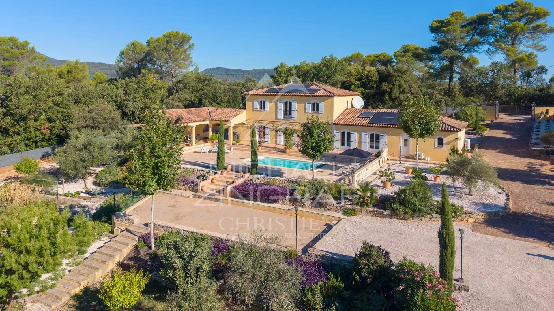 Propriété provençale à Besse-sur-Issole Propriété avec piscine et terrasse entourée de vignes et d'oliviers à Besse-sur-Issole, Provence.