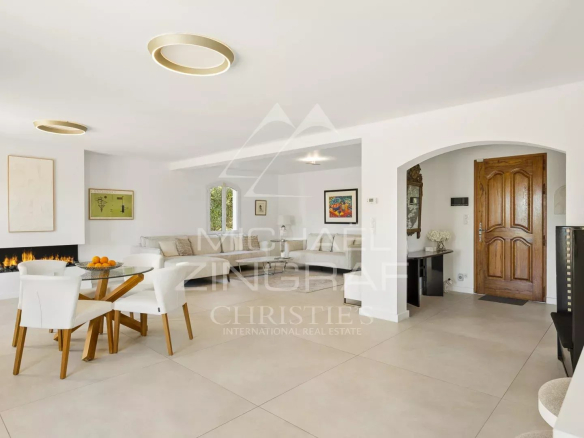 Intérieur d'une bastide moderne avec un double séjour lumineux et une grande terrasse.