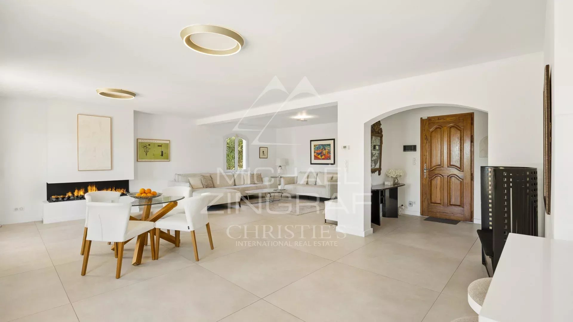 Intérieur d’une bastide en Provence Intérieur d'une bastide moderne avec un double séjour lumineux et une grande terrasse.