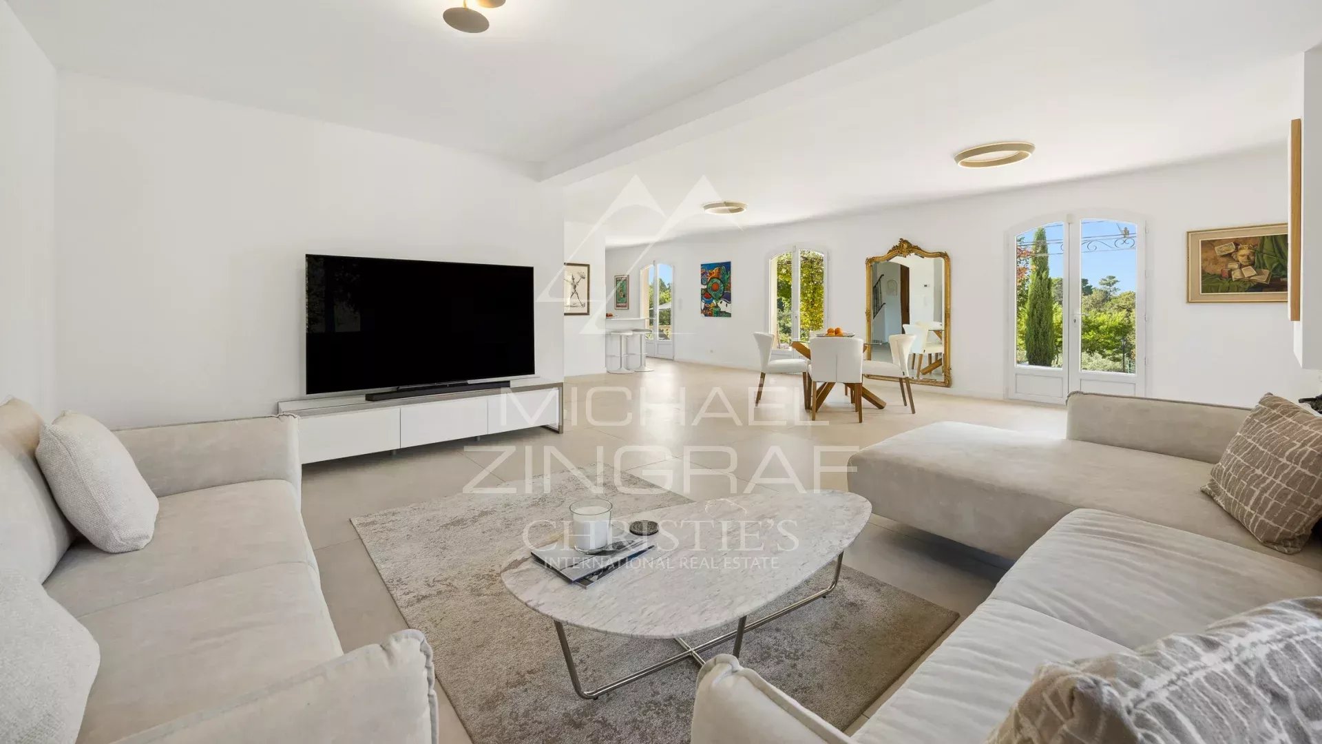 Intérieur d’une bastide en Provence Intérieur lumineux d'une bastide moderne avec un salon spacieux et une grande fenêtre.