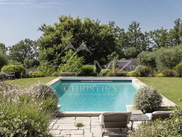 Piscine entourée de verdure dans une propriété à Saint-Vallier-de-Thiey