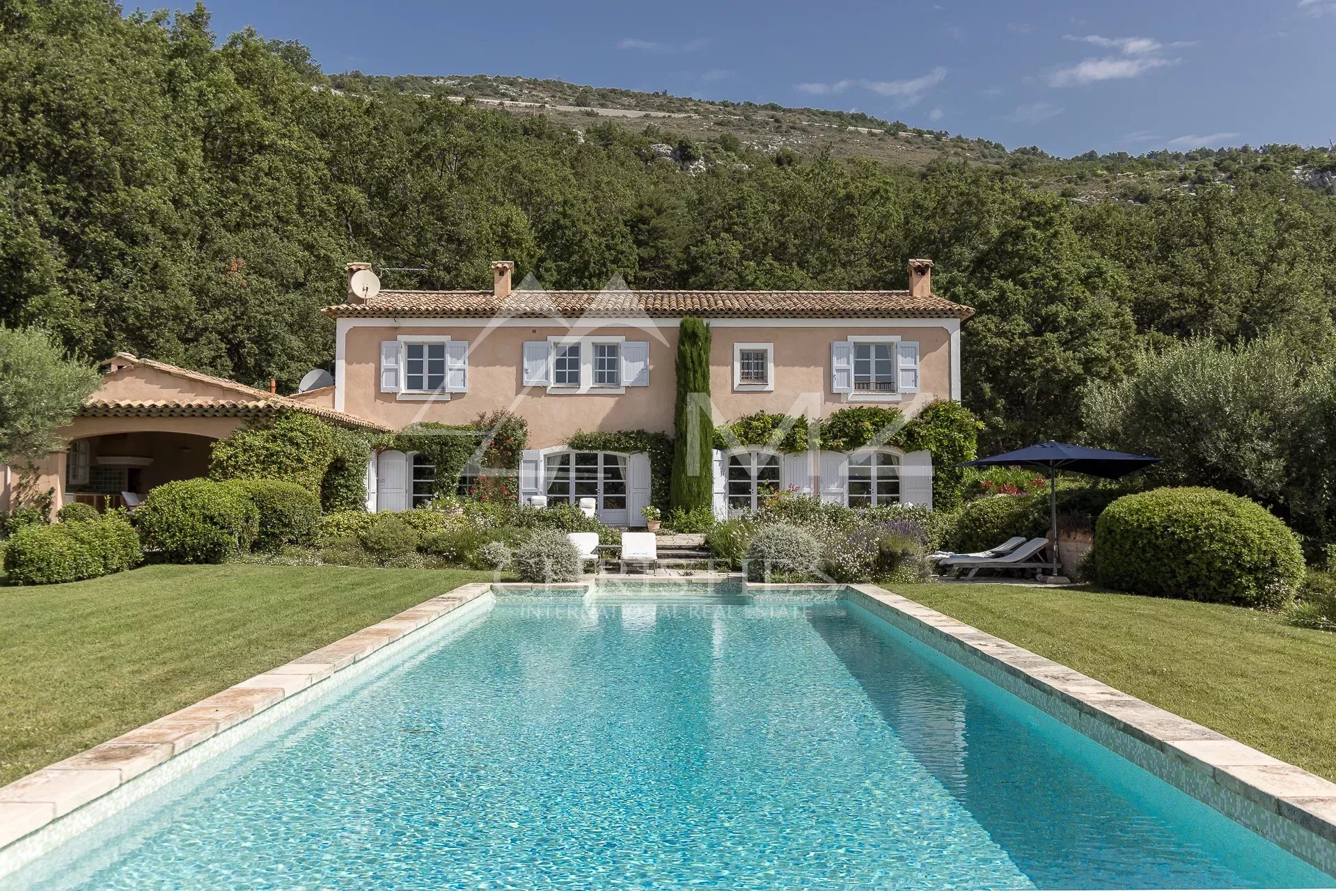 Propriété provençale à Saint-Vallier-de-Thiey Propriété de charme avec piscine et jardin, située à Saint-Vallier-de-Thiey, près de Cabris.