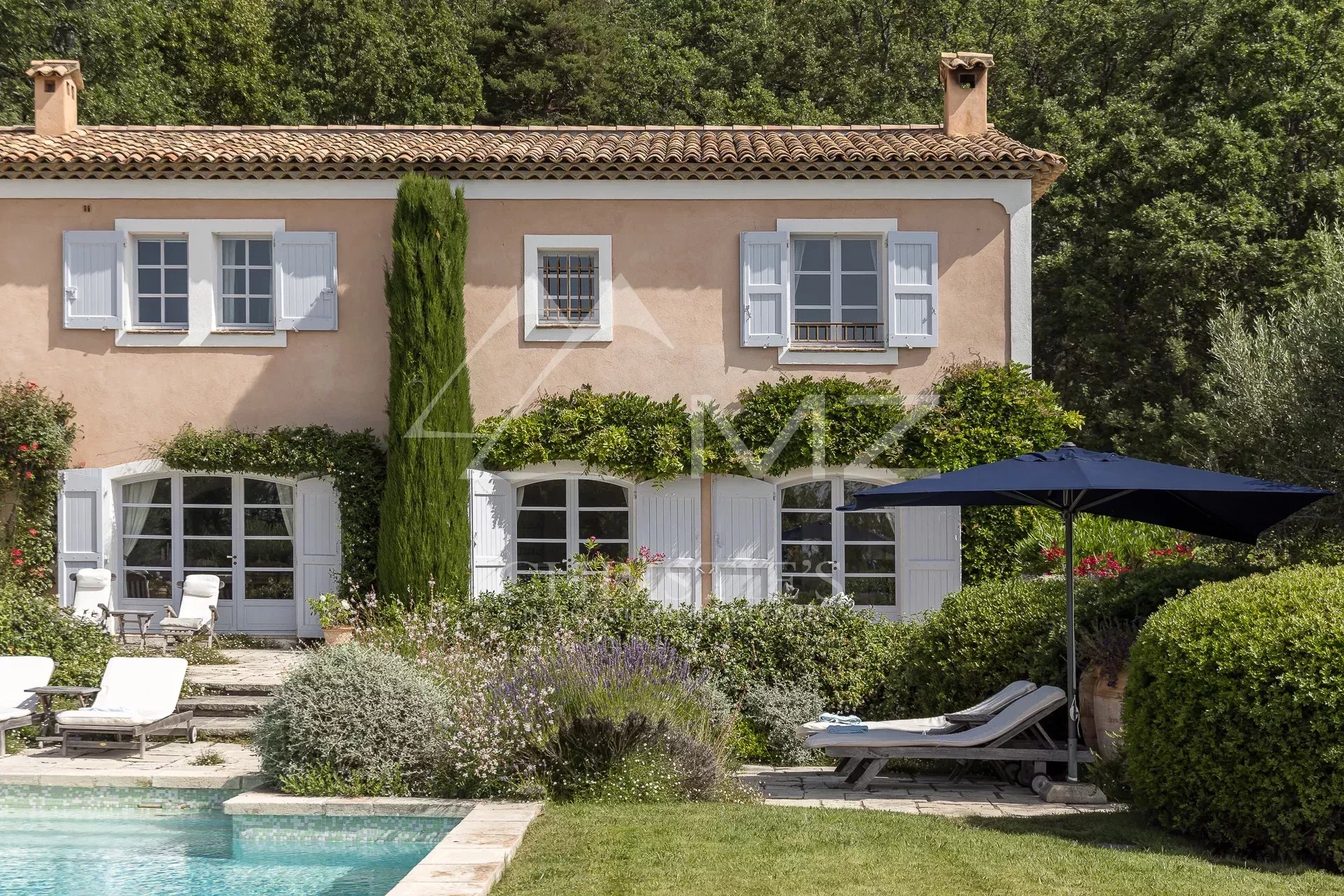 Propriété de charme à Saint-Vallier-de-Thiey Propriété provençale avec piscine et jardin, à Saint-Vallier-de-Thiey.