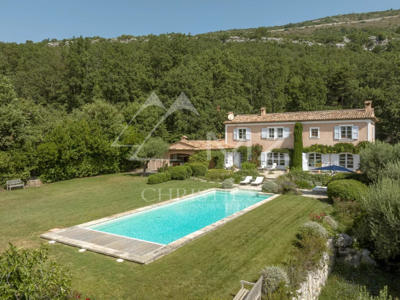 Propriété provençale avec piscine et jardin à Saint-Vallier-de-Thiey, entourée de verdure.
